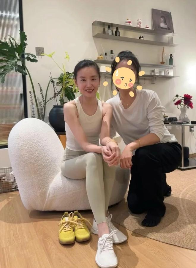 45岁董洁带儿子回老家大连16岁顶顶头圆发质好陪妈妈练瑜伽(图3)