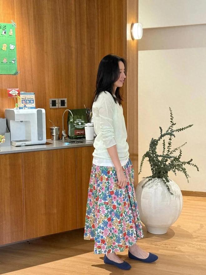 45岁董洁带儿子回老家大连16岁顶顶头圆发质好陪妈妈练瑜伽(图1)