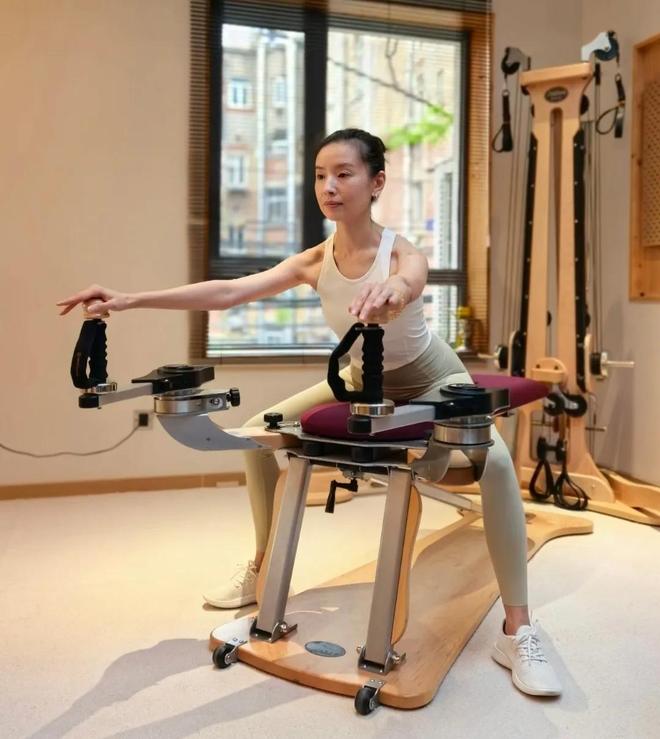 45岁董洁带儿子回老家大连16岁顶顶头圆发质好陪妈妈练瑜伽(图5)