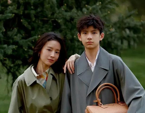 45岁董洁带儿子回老家大连16岁顶顶头圆发质好陪妈妈练瑜伽(图8)