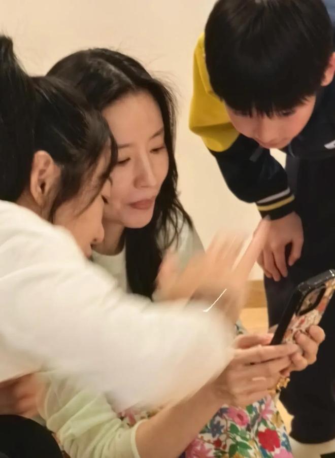 45岁董洁带儿子回老家大连16岁顶顶头圆发质好陪妈妈练瑜伽(图6)