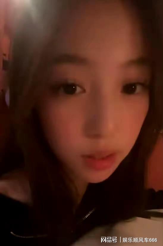 赵薇15岁女儿近况瑞士留学宿舍拍灵气小姑娘变“网红脸”(图2)