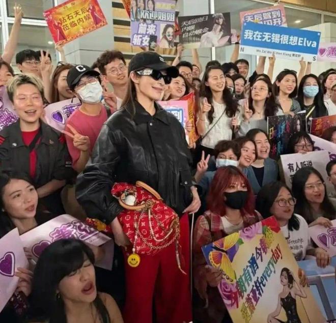 萧亚轩康复后复工瘦成纸片人难掩巨星气场获百人接机太有排面(图1)
