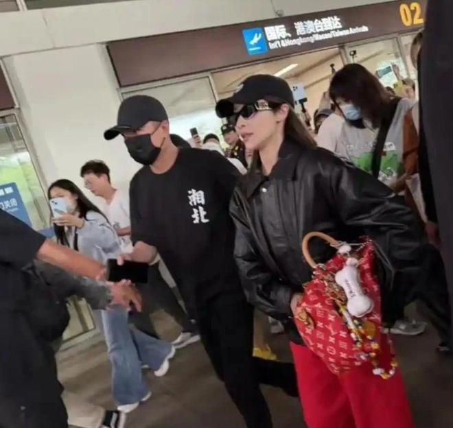 萧亚轩康复后复工瘦成纸片人难掩巨星气场获百人接机太有排面(图3)