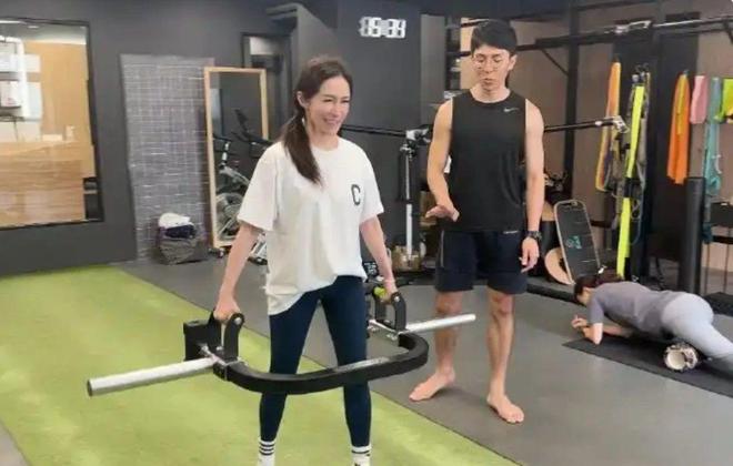 萧亚轩康复后复工瘦成纸片人难掩巨星气场获百人接机太有排面(图7)