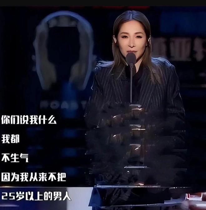 萧亚轩康复后复工瘦成纸片人难掩巨星气场获百人接机太有排面(图9)