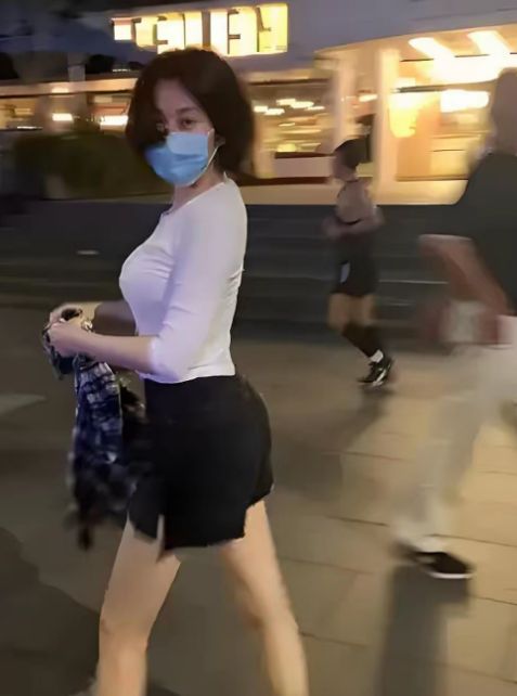 54岁许晴夜跑被偶遇身穿瑜伽服尽显傲人曲线！(图1)