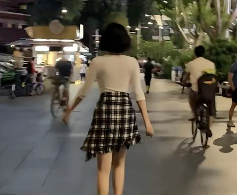 54岁许晴夜跑被偶遇身穿瑜伽服尽显傲人曲线！(图3)
