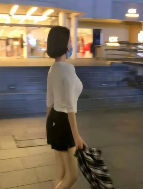 54岁许晴夜跑被偶遇身穿瑜伽服尽显傲人曲线！(图2)