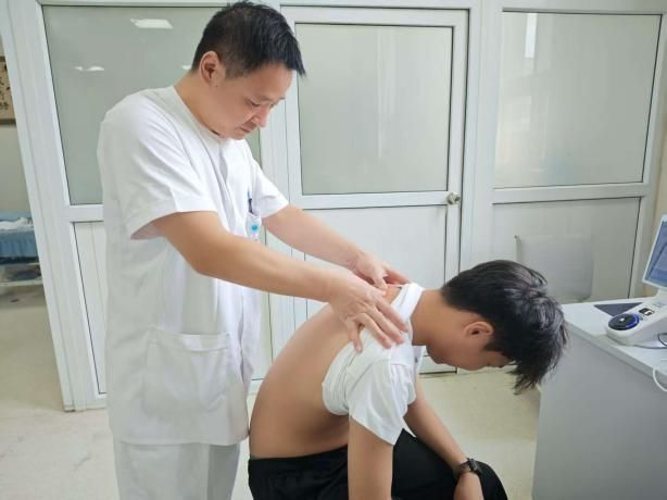 【明仁与健康】中医整脊让青少年脊柱不走“弯”路(图3)