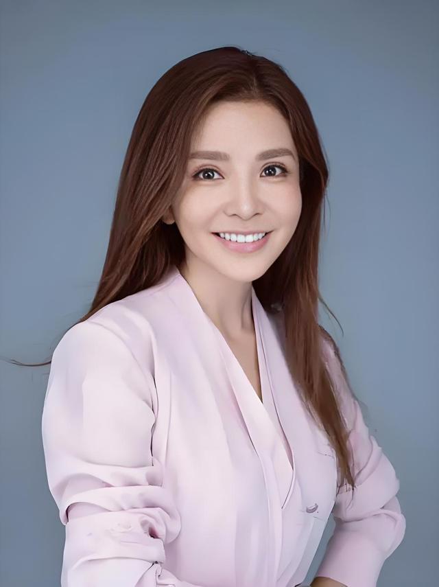 央视主持人朱迅火了参加马拉松赛引发人们的关注和思考(图1)