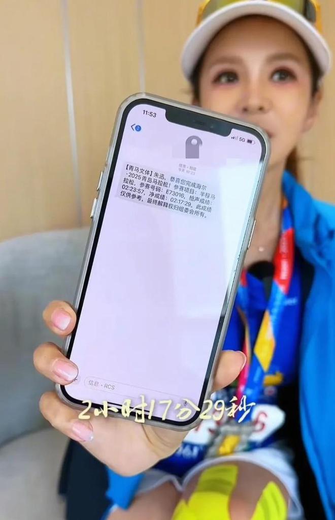 央视主持人朱迅火了参加马拉松赛引发人们的关注和思考(图4)