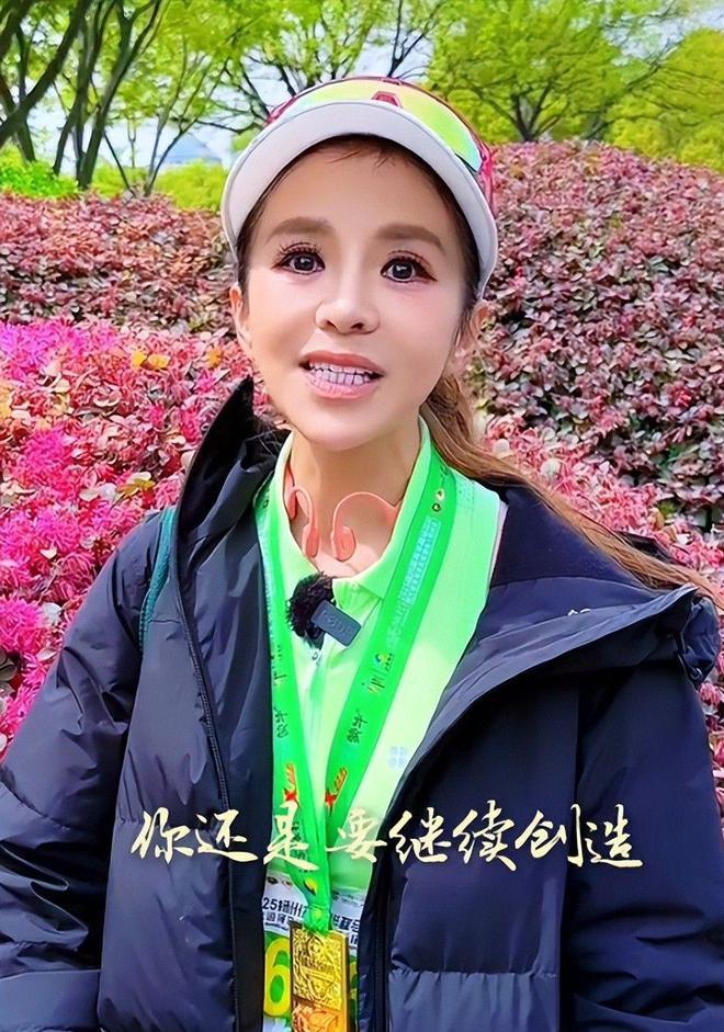 央视主持人朱迅火了参加马拉松赛引发人们的关注和思考(图11)