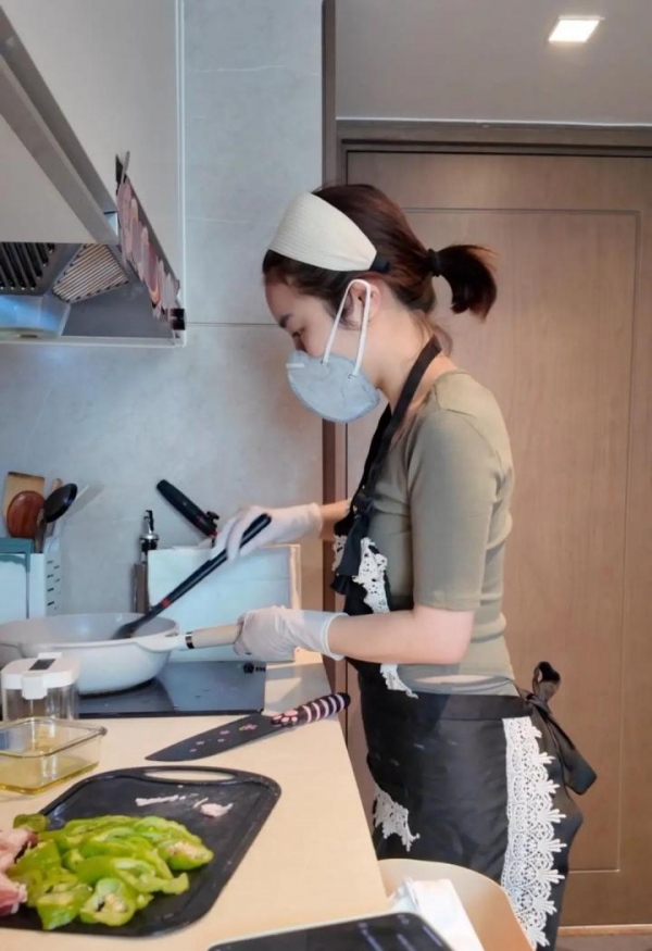 穿瑜伽裤上门做饭月入2万女子回应：不是为了流量(图2)
