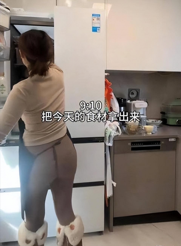 穿瑜伽裤上门做饭月入2万女子回应：不是为了流量(图5)