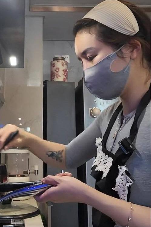 穿瑜伽裤上门做饭月入2万女子回应：不是为了流量(图6)