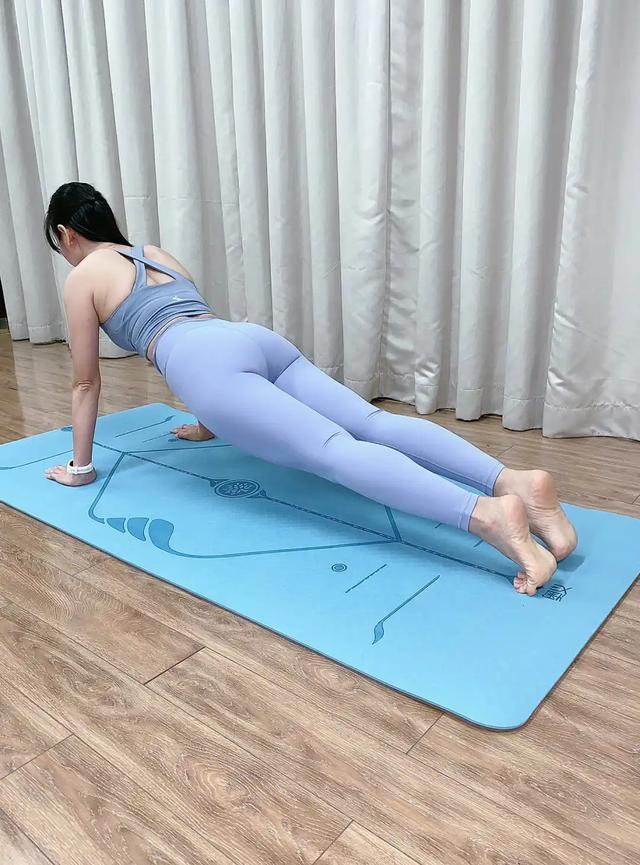 瑜伽垫上的静态力量：5式核心锻炼悄然抗衰老(图1)