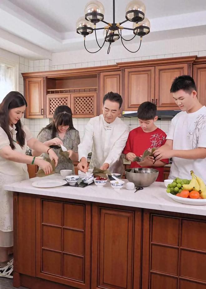 70岁寇振海和家人一起包粽子李婷打扮像贵妇三个孩子身高惊人(图1)