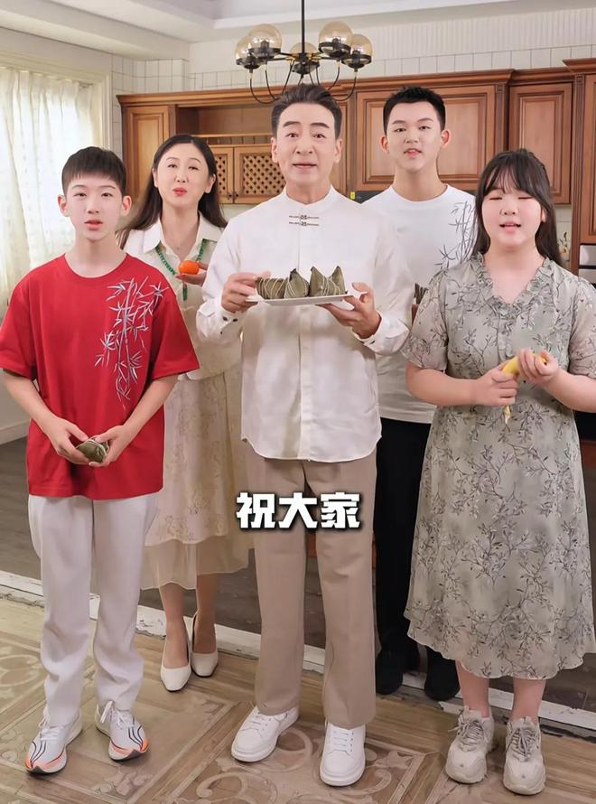70岁寇振海和家人一起包粽子李婷打扮像贵妇三个孩子身高惊人(图2)