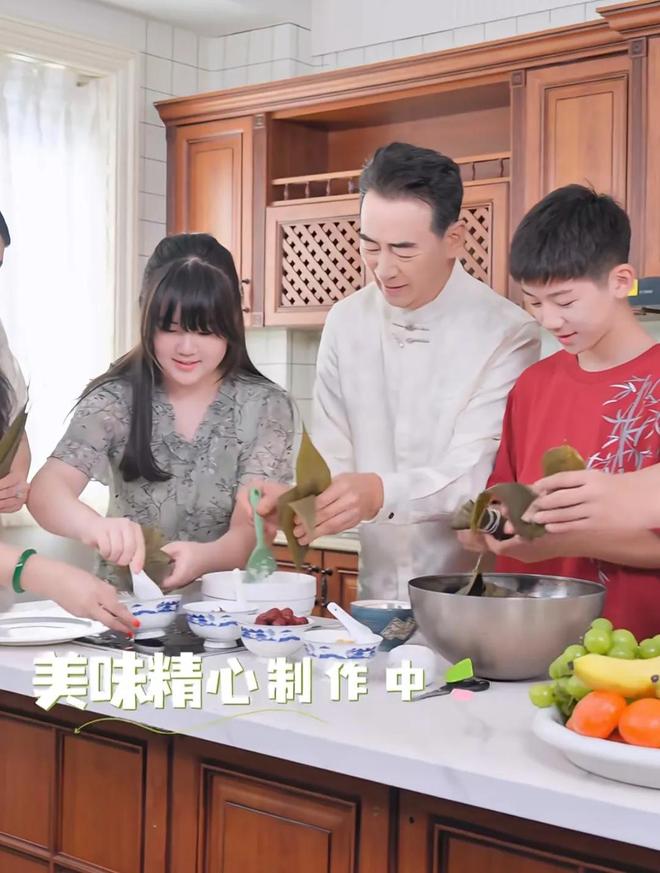 70岁寇振海和家人一起包粽子李婷打扮像贵妇三个孩子身高惊人(图3)