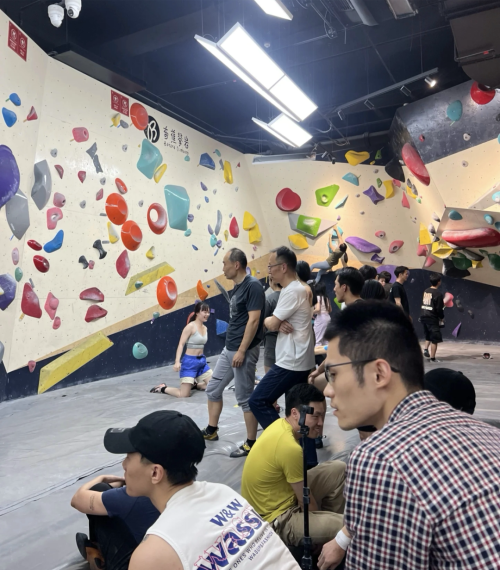 厌倦骑行的中产开始跑到商场“爬墙”(图2)