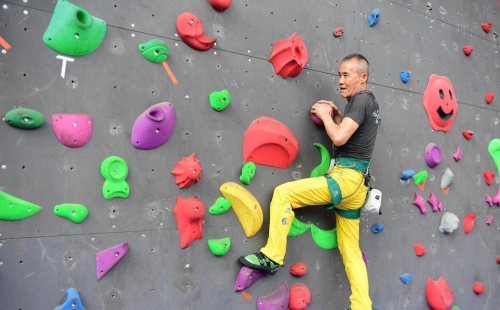 厌倦骑行的中产开始跑到商场“爬墙”(图6)