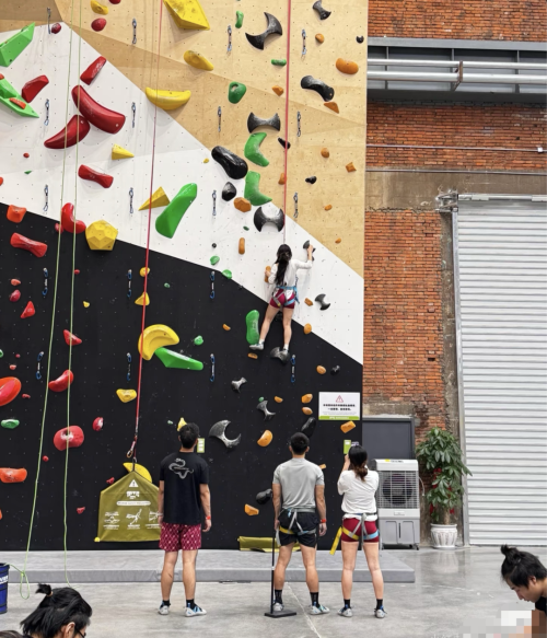 厌倦骑行的中产开始跑到商场“爬墙”(图8)