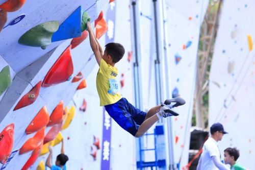 厌倦骑行的中产开始跑到商场“爬墙”(图16)