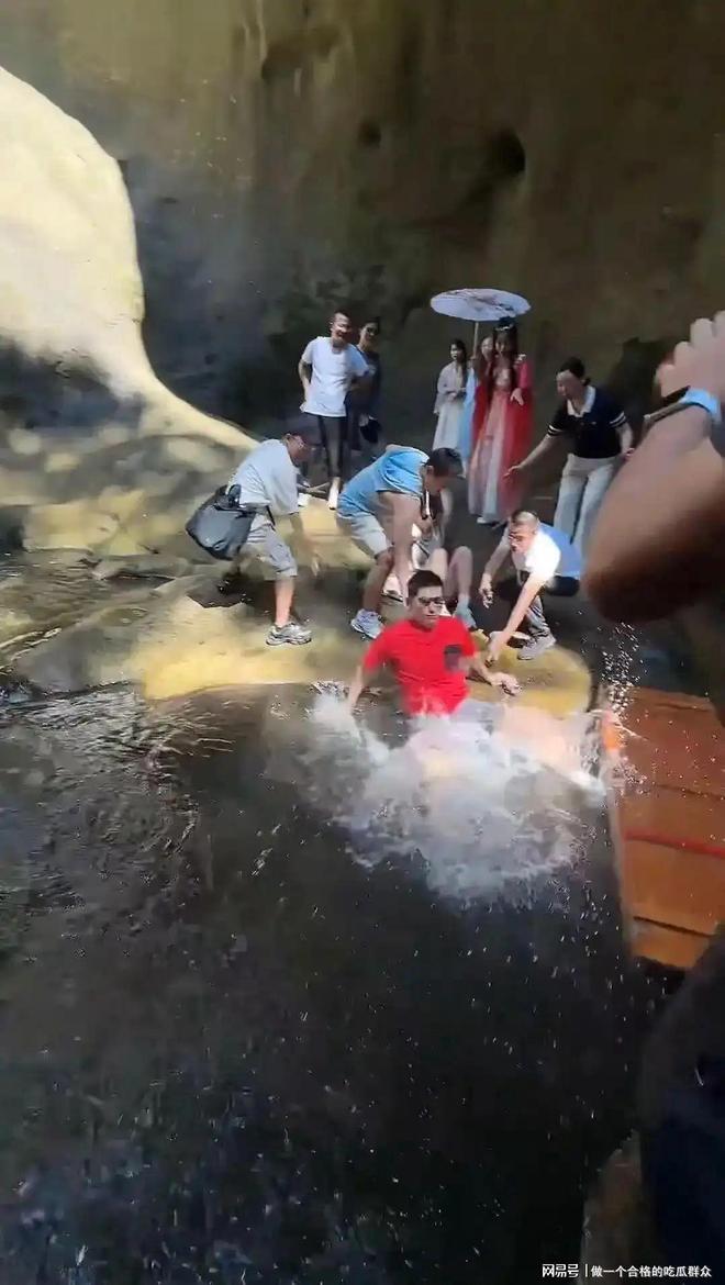 张继科拍瀑布时突然落水游客纷纷伸手想拉住他景区：人没事(图3)