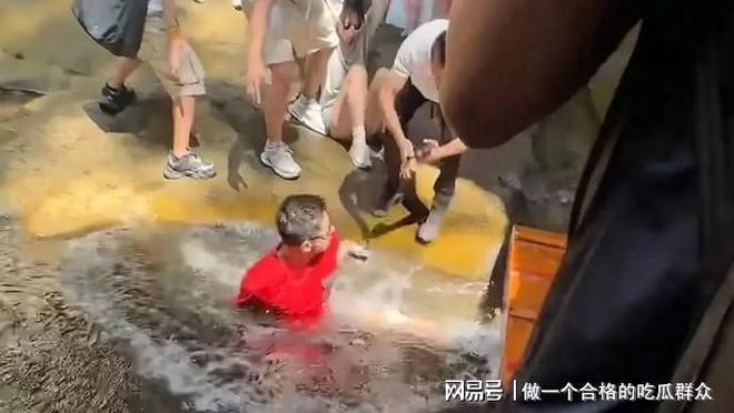 张继科拍瀑布时突然落水游客纷纷伸手想拉住他景区：人没事(图6)