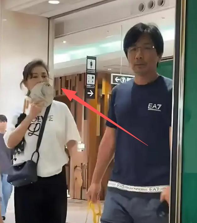 53岁牛莉公园晨练被偶遇大口喝水脸色红润白头发无意间漏出(图2)