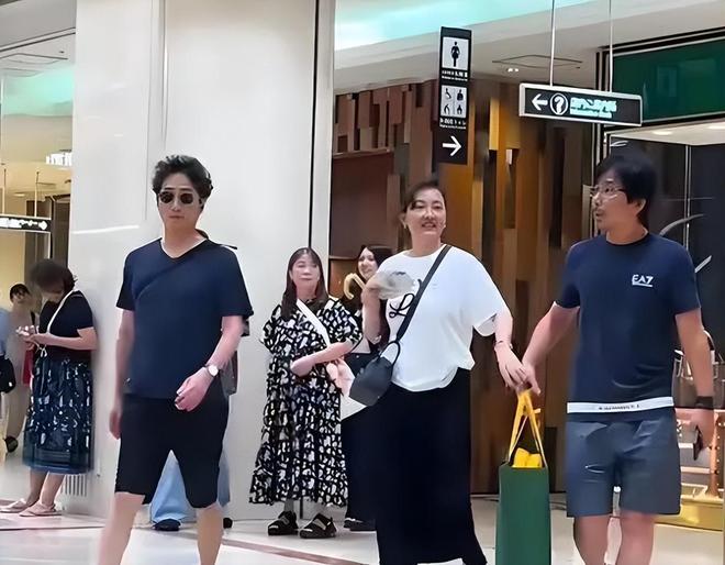 53岁牛莉公园晨练被偶遇大口喝水脸色红润白头发无意间漏出(图3)