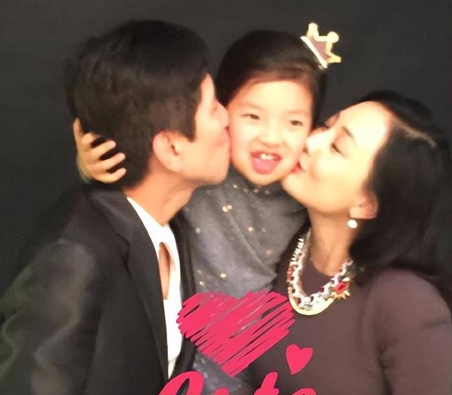 53岁牛莉公园晨练被偶遇大口喝水脸色红润白头发无意间漏出(图9)