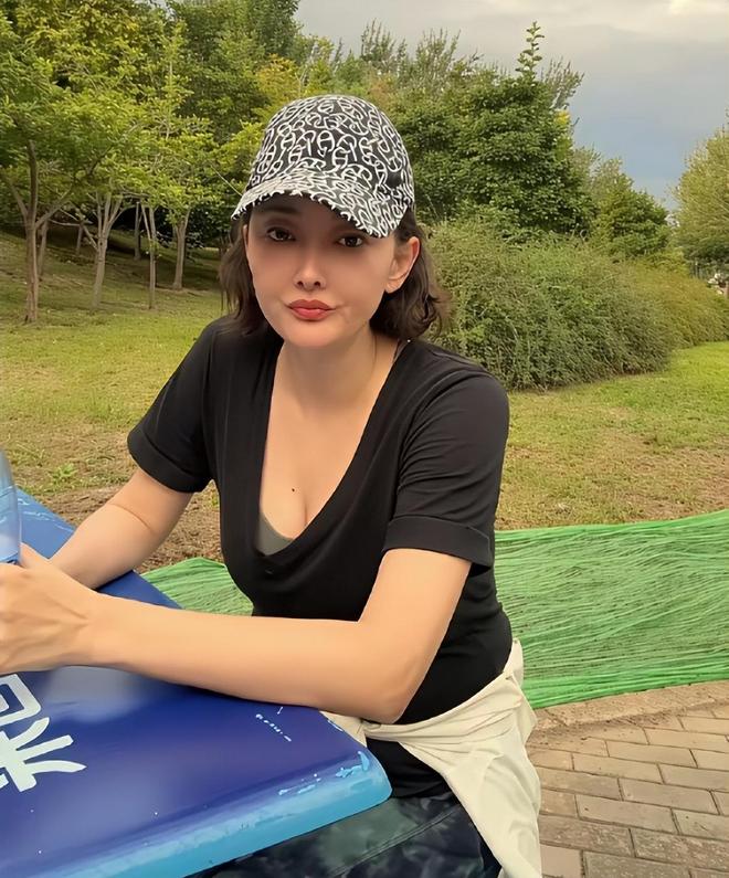 53岁牛莉公园晨练被偶遇大口喝水脸色红润白头发无意间漏出(图8)