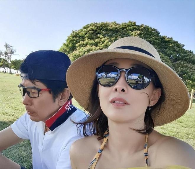 53岁牛莉公园晨练被偶遇大口喝水脸色红润白头发无意间漏出(图4)