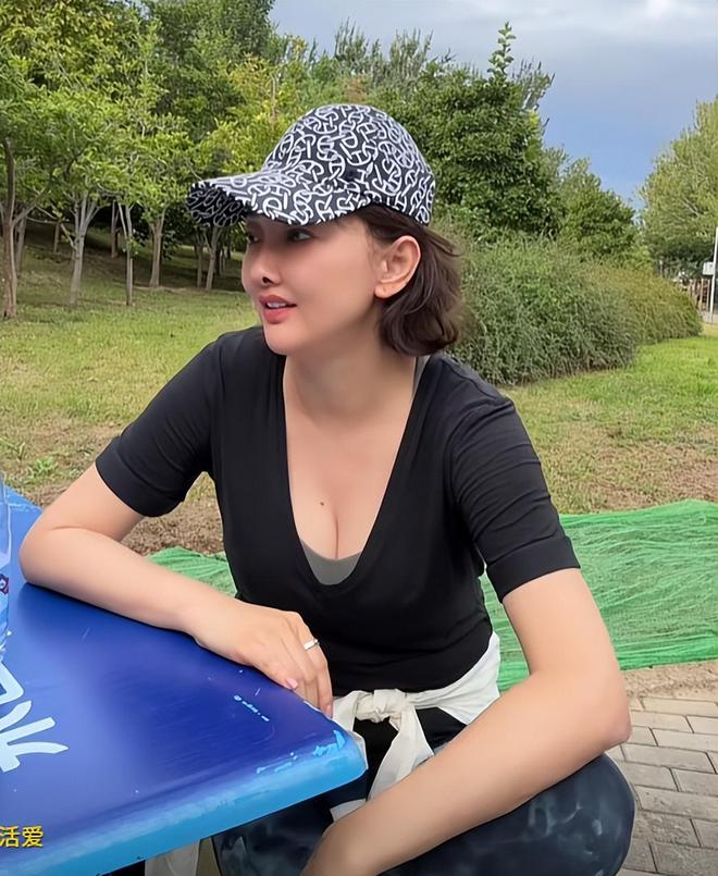 53岁牛莉公园晨练被偶遇大口喝水脸色红润白头发无意间漏出(图5)