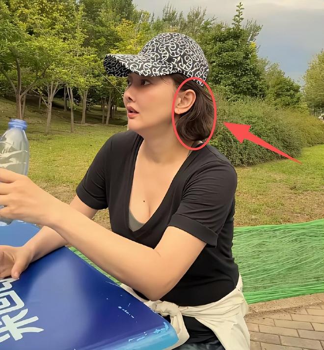 53岁牛莉公园晨练被偶遇大口喝水脸色红润白头发无意间漏出(图7)