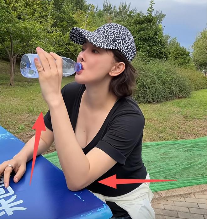 53岁牛莉公园晨练被偶遇大口喝水脸色红润白头发无意间漏出(图6)