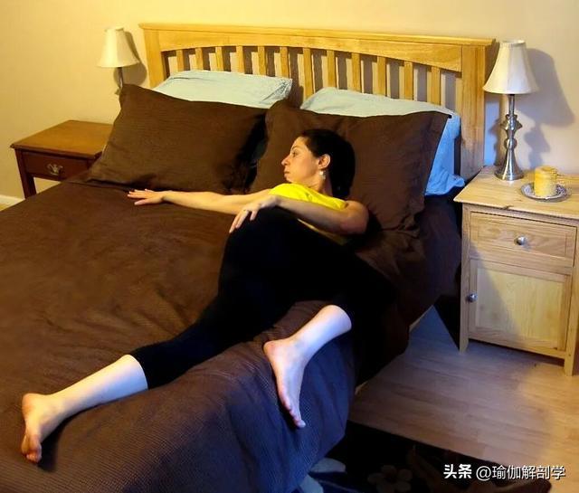 人民日报推荐的6个瑜伽动作帮你治失眠、减压简单有效！(图6)