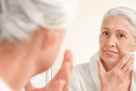 瑜伽动作怎么选？老年适用的改良体式(图1)