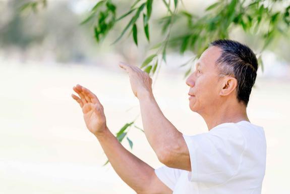 瑜伽动作怎么选？老年适用的改良体式(图4)