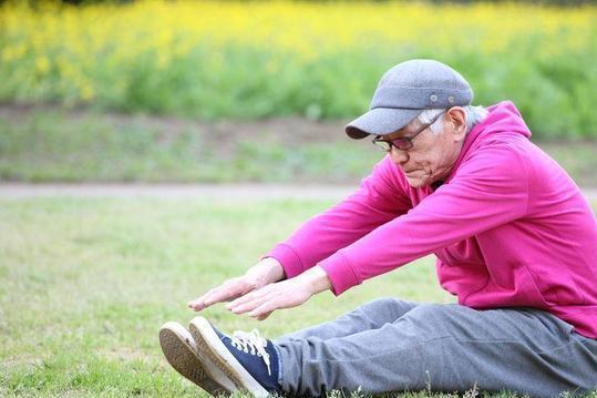 瑜伽动作怎么选？老年适用的改良体式(图3)