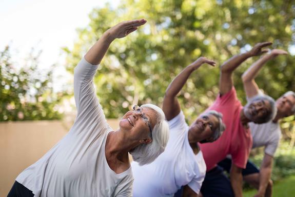 瑜伽动作怎么选？老年适用的改良体式(图6)