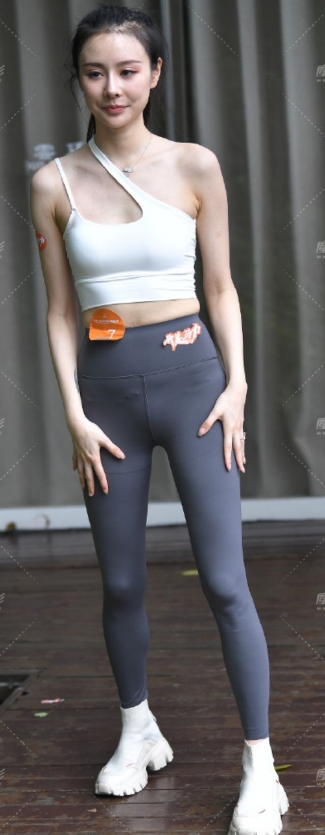 运动风也能玩出时髦感!单肩背心搭瑜伽裤小姐姐活力风格很上头(图2)