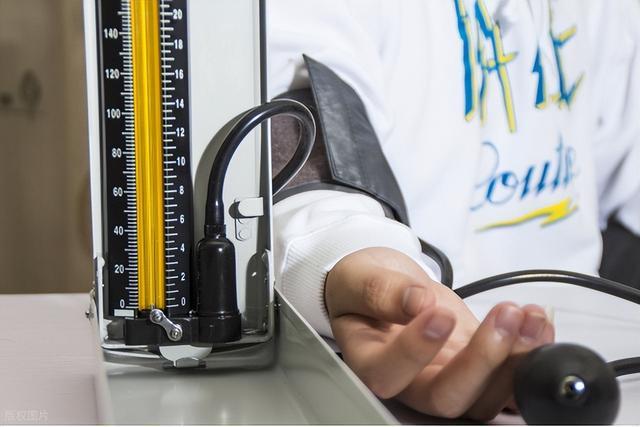 高血压还在做俯卧撑？医生怒斥：血压高再做这3类运动或有危险(图1)