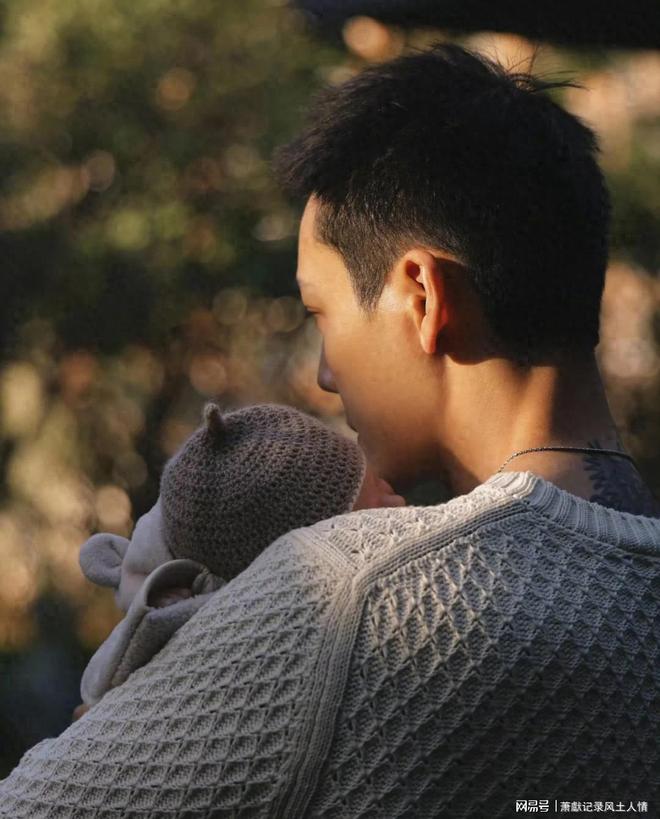 何穗在别墅晒产后美照!腹直肌分离身材未恢复婆婆落地北京探望(图1)