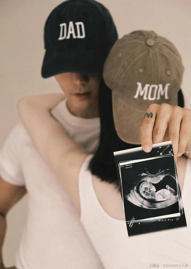 何穗在别墅晒产后美照!腹直肌分离身材未恢复婆婆落地北京探望(图2)