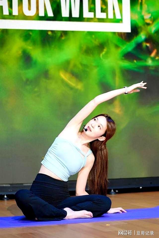 蔡洁盛装亮相马会活动劲迷人！去年考获瑜伽导师牌照后亲自授课(图3)