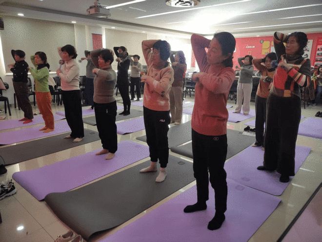苏锦街道“乐龄学堂”开课啦!瑜伽舒压+艾锤养生助力企退老人快乐“续航”(图2)