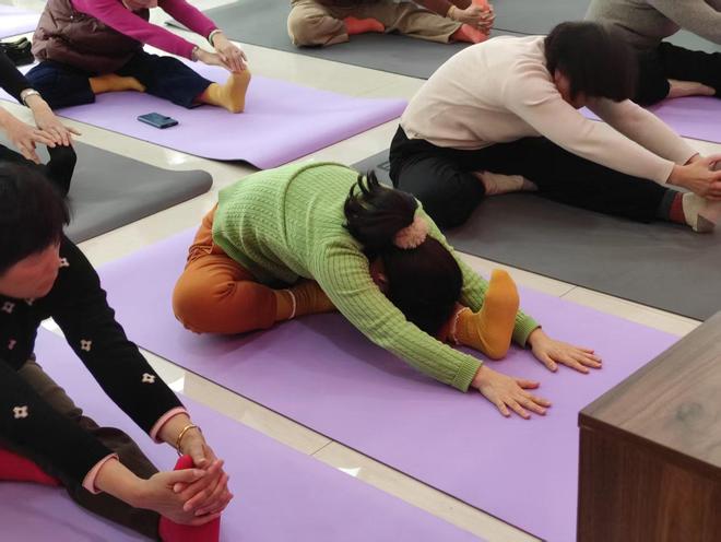 苏锦街道“乐龄学堂”开课啦!瑜伽舒压+艾锤养生助力企退老人快乐“续航”(图4)